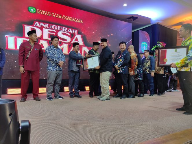 
Teks foto : Edi Damansyah saat menyerahkan penghargaan 