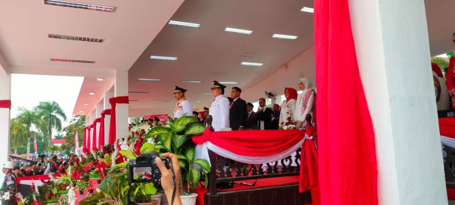 
Teks foto :  Bupati Edi Damansyah saat memimpin upacara (angga/okeborneo.com) 