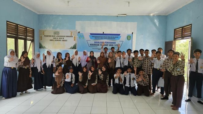 
Teks foto : Sosialisasi di SMPN 1 Kembang Janggut (Istimewa/Kepala Bidang Perlindungan Perempuan dan Khusus Anak DP3A Kukar, Marhaini) 