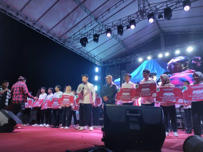 
Teks foto : Edi Damansyah bersama putra daerah Kukar yang menerima beasiswa Kukar Idaman (angga/okeborneo.com) 