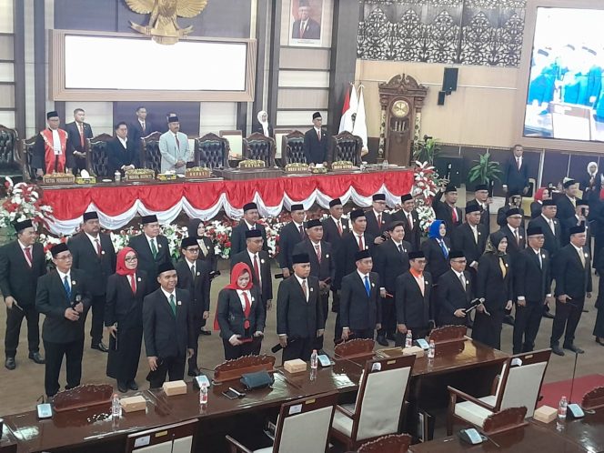 
Teks foto : Suasana pelantikan DPRD Kukar (angga/okeborneo.com) 