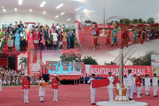 
Teks Foto : Proses penurunan bendera merah putih oleh Paskibraka Kukar 