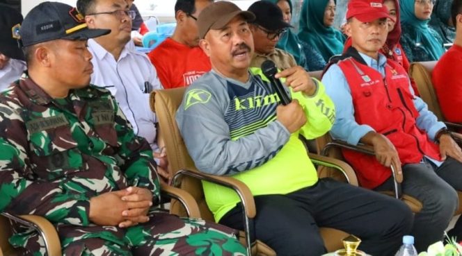 
Teks foto : Bupati Edi Damansyah saat berdiskusi dengan petani Rapak Lambur (istimewa)