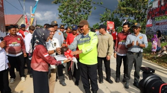 
Edi Damansyah Resmikan Jalan Desa di Rapak Lambur