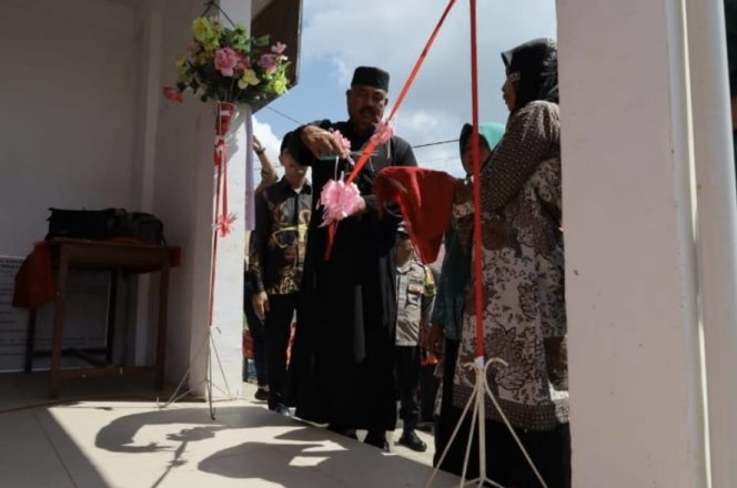 
Teks foto : Bupati Kukar meresmikan posyandu Ketangi Dusun Pelita Margahayu 