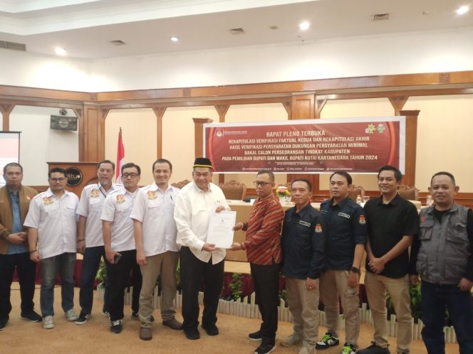 
Teks Foto : Penyerahan berita acara rapat pleno terbuka oleh KPU Kukar kepada AYL (Rizka/okeborneo)