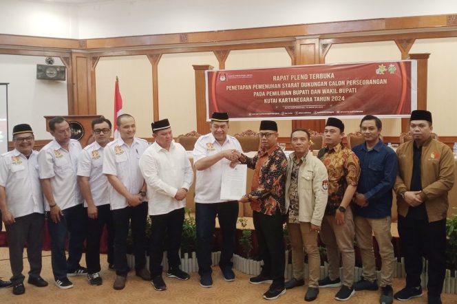 
Teks Foto : Suasana rapat pleno KPU Kukar tentang penetapan calon Bupati dan Wakil Bupati jalur perseorangan (Rizka/okeborneo)