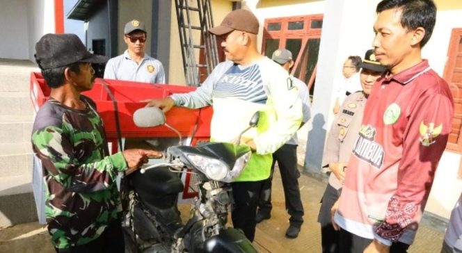 
Bupati Kukar Bagikan Gerobak Sayur kepada Pedagang Sayur di Rapak Lambur