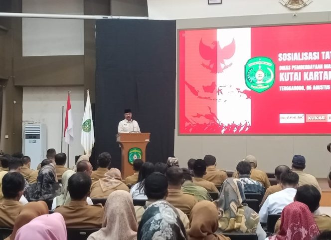 
Teks Foto : Bupati Kukar Edi Damansyah ketika membuka kegiatan sosialisasi tata kelola aset desa 