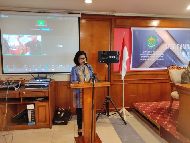 
Teks foto : Sambutan Analis Kebijakan Ahli Muda DKP3A Provinsi Kalimantan Timur, Drg. Nova Paranoan 