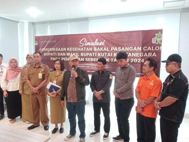 
Teks Foto : Suasana simulasi pemeriksaan kesehatan Bapaslon Bupati dan Wakil Bupati Kukar untuk Pilkada 2024 di RSUD AM Parikesit 
