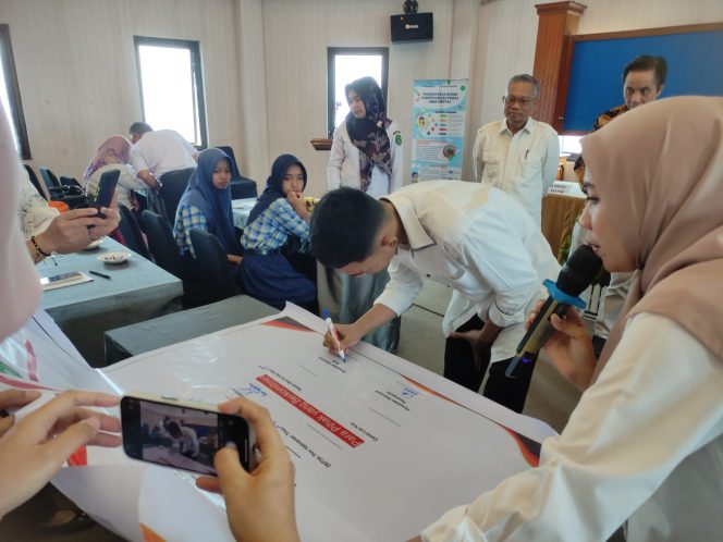 
Teks foto : Perwakilan Forum Anak Desa Sumber Sari, Revan Oktaviano Wijaya ikut MoU penetapan DRPPA 