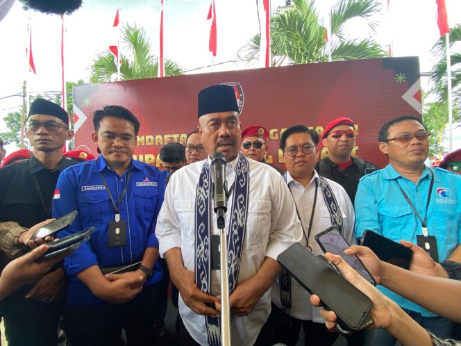 
Teks foto : Edi-Rendi dan rombongan usai melakukan pendaftaran Paslon Kepala Daerah untuk Pilkada Kukar Tahun 2024 (Rizka/Okeborneo)