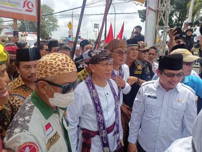 
Teks Foto : Dendi-Alif dan rombongan ketika sampai di halaman kantor sekretariat KPU Kukar untuk mendaftarkan diri sebagai peserta Pilkada 2024