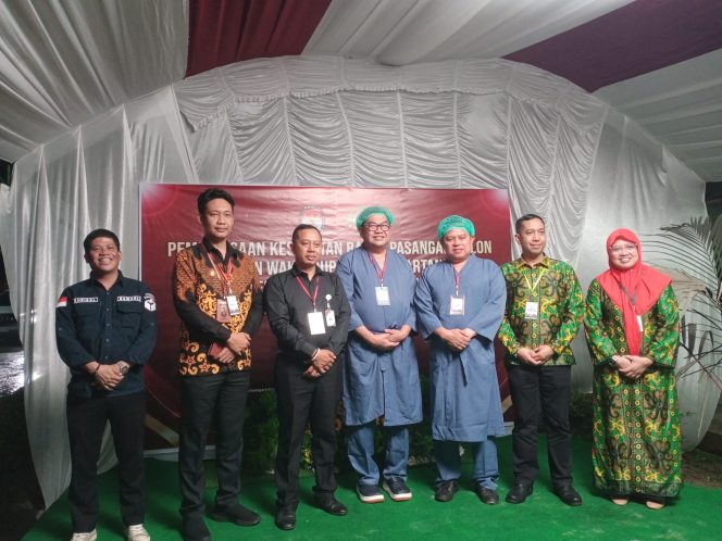 
Teks Foto: AYL-AZA bersama Ketua KPU dan Bawaslu Kukar seusai melaksanakan pengecekan kesehatan. (Rizka/Okeborneo)