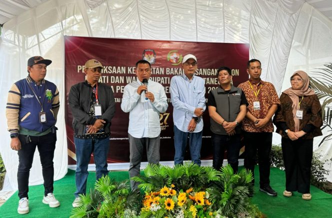 
Teks Foto : Dendi-Alif bersama Ketua KPU Kukar seusai melaksanakan pengecekan kesehatan. (Rizka/Okeborneo)