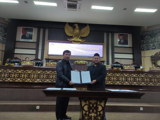 
DPRD Kukar Gelar Rapat Paripurna untuk Sepakati DPRD Kukar Sepakati Raperda Pertanggungjawaban Pelaksanaan APBD Kukar 2023