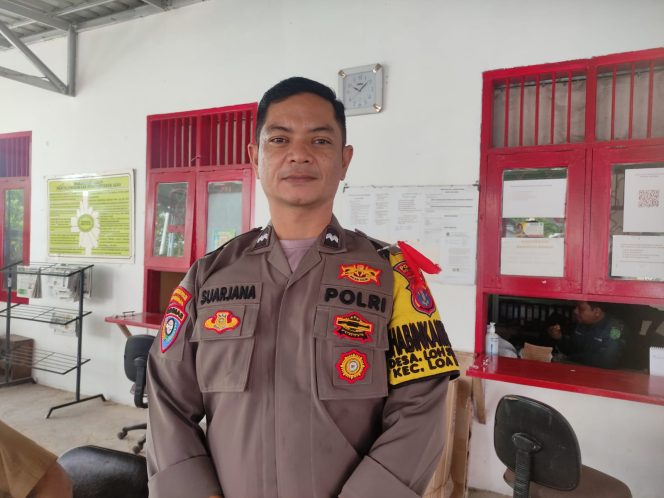 
Teks foto : Bhabinkamtibmas Desa Loh Sumber, AIPDA I Nyoman Suarjana