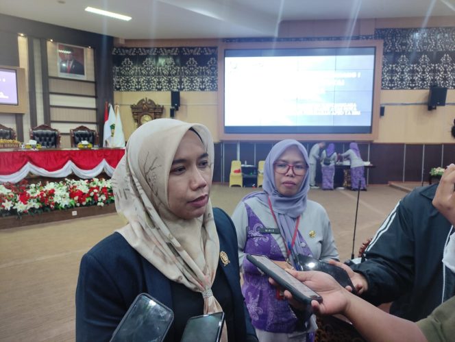 
Teks foto : Ketua  DPRD Kukar Sementara, Farida (angga/okeborneo.com) 