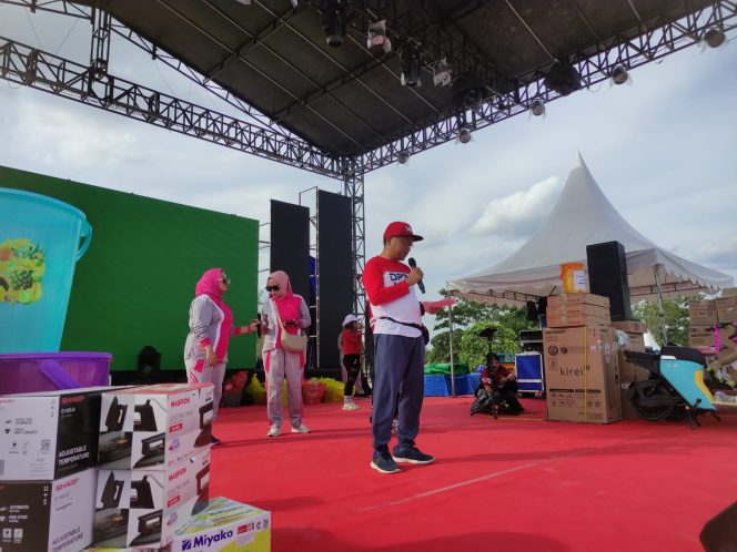 
Teks foto : Suasana pembukaan dan peserta Senam Zumba 
