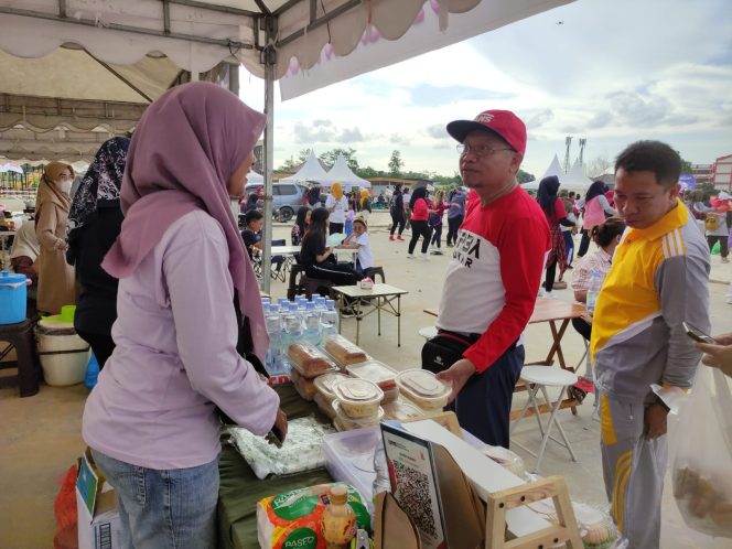 
Teks foto : Plt Kepala DP3A Kukar, Hero Suprayitno saat meninjau lokasi UMKM di Pujasera Space (Angga/okeborneo.com) 