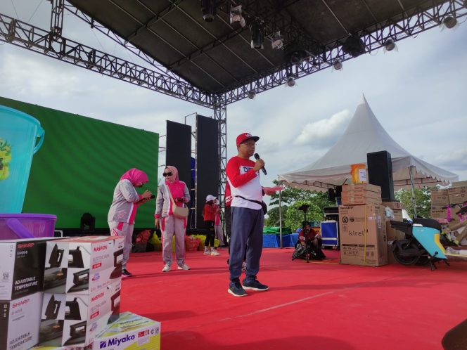 
Teks foto : Plt Kepala DP3A Kukar, Hero Suprayitno saat membacakan sambutan