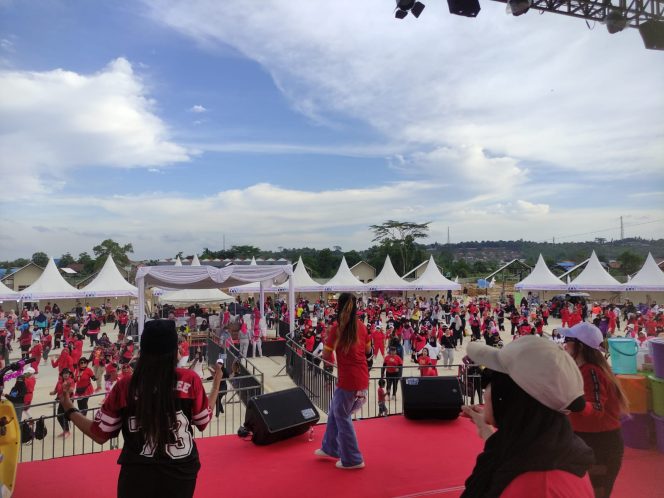 
Teks foto : Suasana senam zumba di kawasan Pujasera Space