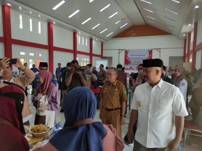 
Teks foto : Bupati Kukar Edi Damansyah memantau Suasana pelatihan Tata boga (angga/okeborneo.com) 