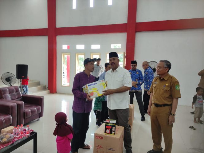 
Teks foto : Penyerahan alat memasak oleh Bupati Kukar Edi Damansyah 