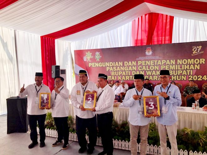 
Teks Foto : Pasangan Calon Bupati dan Wakil Bupati Kukar untuk Pilkada 2024 dengan nomor urutnya masing-masing (Rizka/Okeborneo)