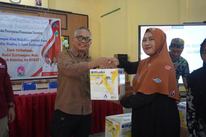 
DP3A Kukar Berikan Bantuan Peralatan Pengolahan Makanan untuk Pemberdayaan Keluarga