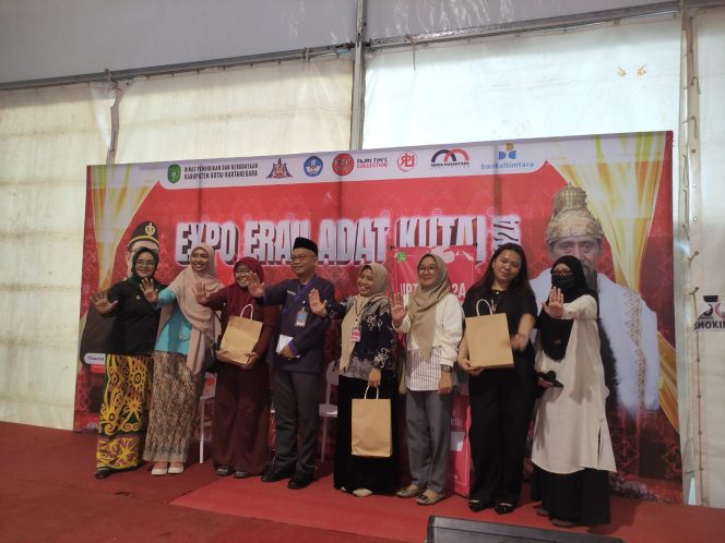 
DP3A Kukar Semarakkan Erau Pelas Benua dengan Sosialisasi Perlindungan Perempuan dan Anak serta Penampilan Seni dari Forum Anak