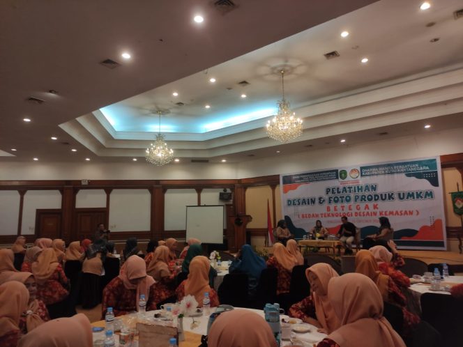
Pelatihan Desain dan Foto Produk UMKM DWP Kukar, Fasilitasi DP3A Kukar