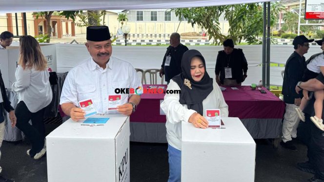 
Calon Petahana Bupati Kukar, Edi Damansyah bersama istri mencoblos di TPS 22 Timbau.