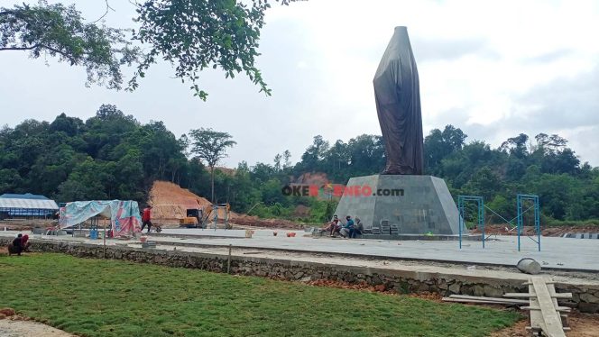 
Patung Soekarno (ditutup kain) yang berada di Jalan Jenderal Sudirman Kecamatan Sanga Sanga. (Rizka/Okeborneo)