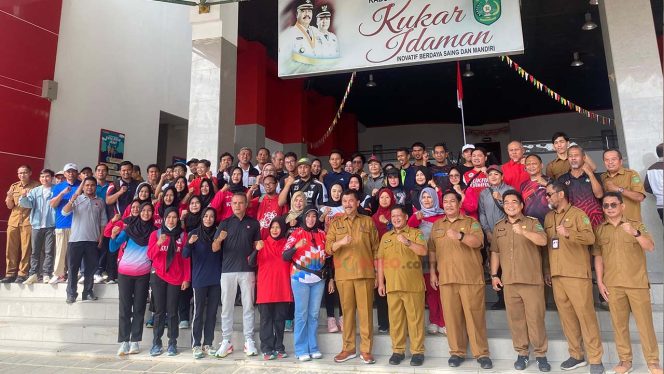 
Sekda Kukar Sunggono bersama Dispora Kukar dan para Kontingen Porprov KORPRI 2024. (Rizka/Okeborneo)