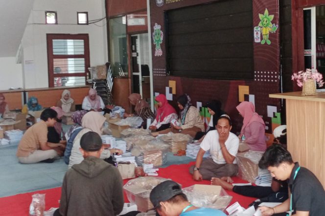 
KPU Kukar Mulai Sortir dan Lipat Kertas Suara Untuk Pilkada Serentak 2024