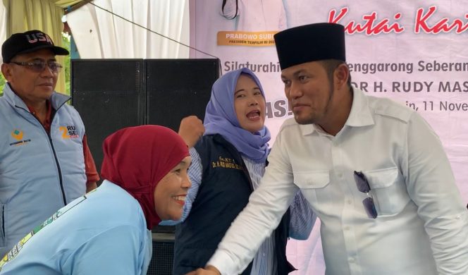 
foto : Rudy Masud saat berjabat tangan dengan pendukungnya 