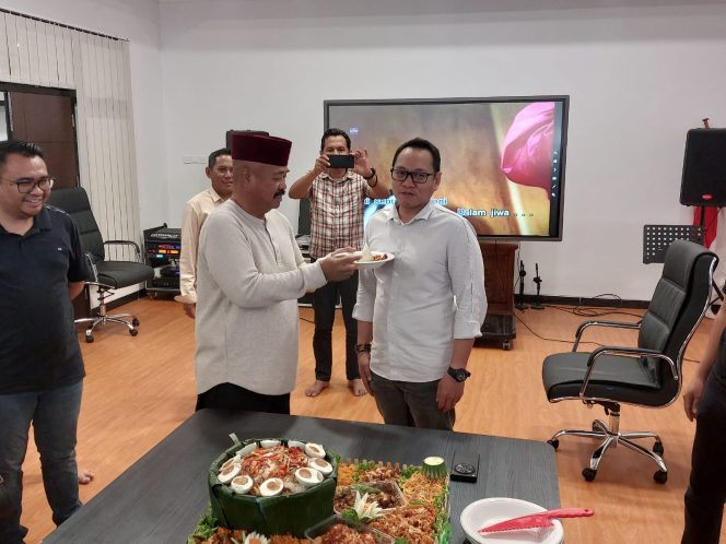 
Ketua DPRD Kukar Junaidi Rayakan Ulang Tahun ke-41 dengan Tekad Perjuangkan Aspirasi Masyarakat