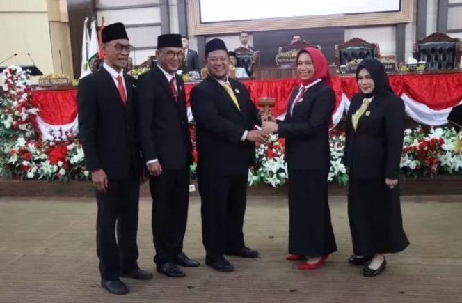 
Farida dan Dayang Marissa Resmi Pimpin Sementara DPRD Kukar