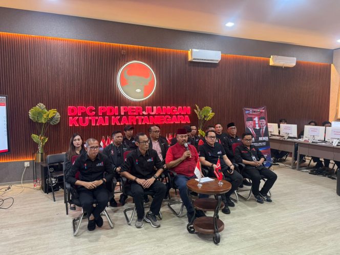 
Cabup Kukar, Edi Damansyah saat berikan keterangan pers hasil quick count (angga/okeborneo.com) 