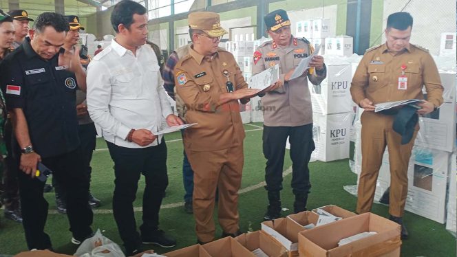
Pjs Gubernur Kaltim bersama Pjs Bupati Kukar saat melakukan peninjauan di gudang logistik KPU Kukar. (Rizka/Okeborneo)