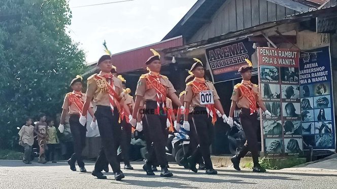 
Penampilan salah satu peserta gerak jalan dalam rangka peringatan Hari Sumpah Pemuda ke-96 di Tenggarong.(Rizka/Okeborneo)