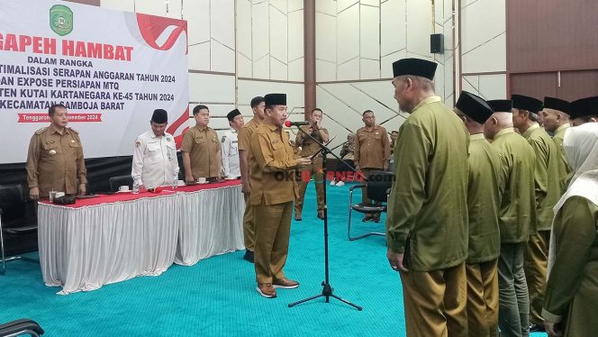 
Pelantikan dewan pengawas dan tim verifikasi MTQ Kecamatan Samboja Barat. (Rizka/Okeborneo)