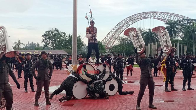 
Penampilan dari Kirab Pasukan Brimob II di Lapangan Upacara Kantor Bupati Kukar. (Rizka/Okeborneo)