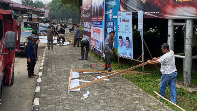 
Penertiban algaka di Kecamatan Tenggarong. (Rizka/okeborneo)