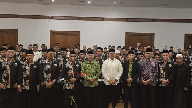 
Pjs Bupati Kukar H Bambang Arwanto dan tamu undangan foto bersama di pembukaan Rakerda ke-4 (Rizka/Okeborneo)