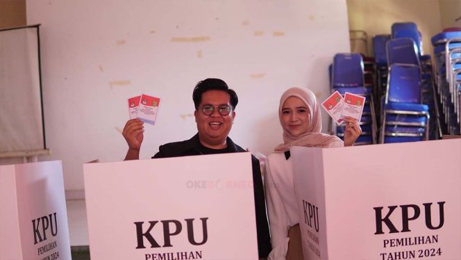 
Pilkada Kukar 2024: Didamping Istri dan Kedua Orangtuanya, Rendi Solihin Mencoblos di TPS 08 Kuala Samboja