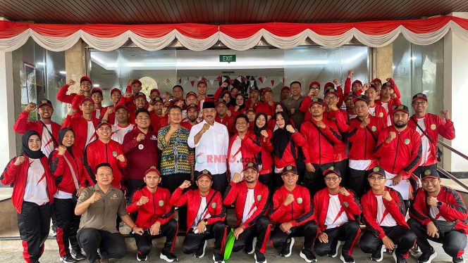 
Bupati Kukar, Edi Damansyah bersama para Kontingen Kukar untuk PORPROV KORPRI III/2024 Kaltim. (Rizka/Okeborneo)