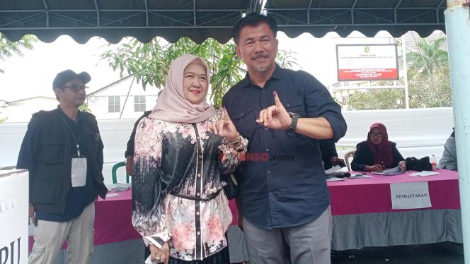 
Sekda kukar, Sunggono bersama istri usai melakukan pencoblosan di TPS 022, Kelurahan Timbau. (Rizka/Okeborneo)